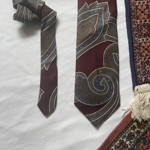 Moore’s “Very” 1980’s Paisley pattern Silk tie - Picture 2 of 8